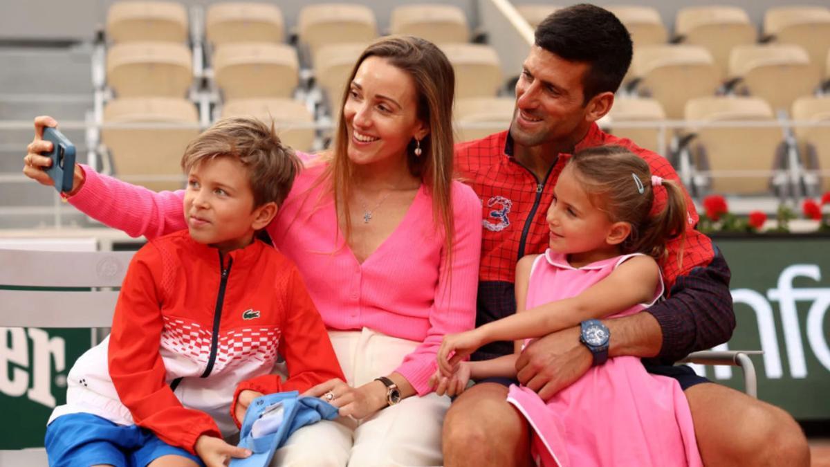 Djokovic celebra un título con su família.