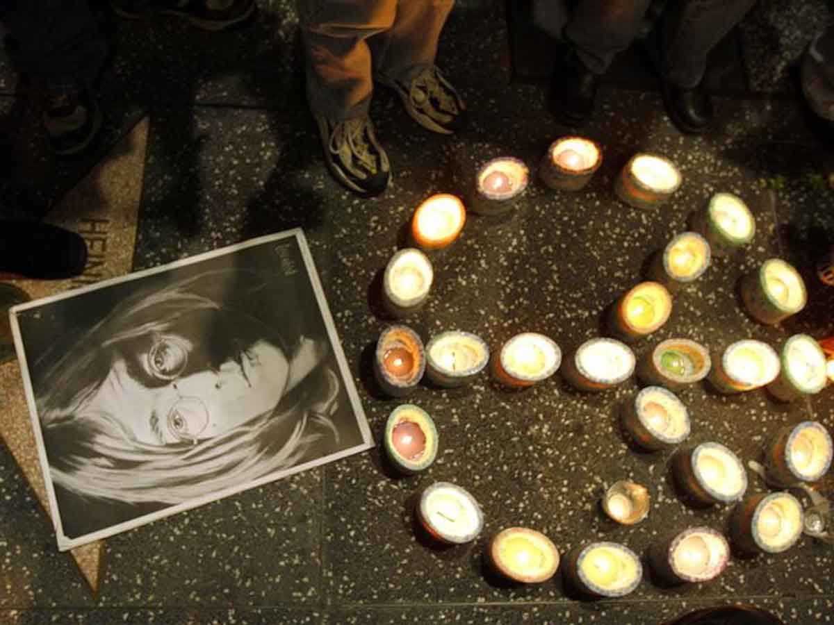 Lennon es infinito; hoy se conmemoran 45 años del asesinato del cantante que fuera parte de The Beatles