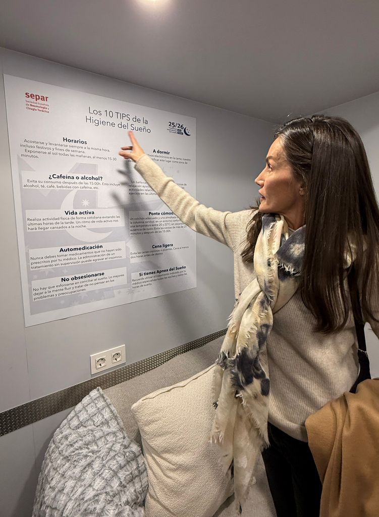 La Reina se fija en uno de los carteles