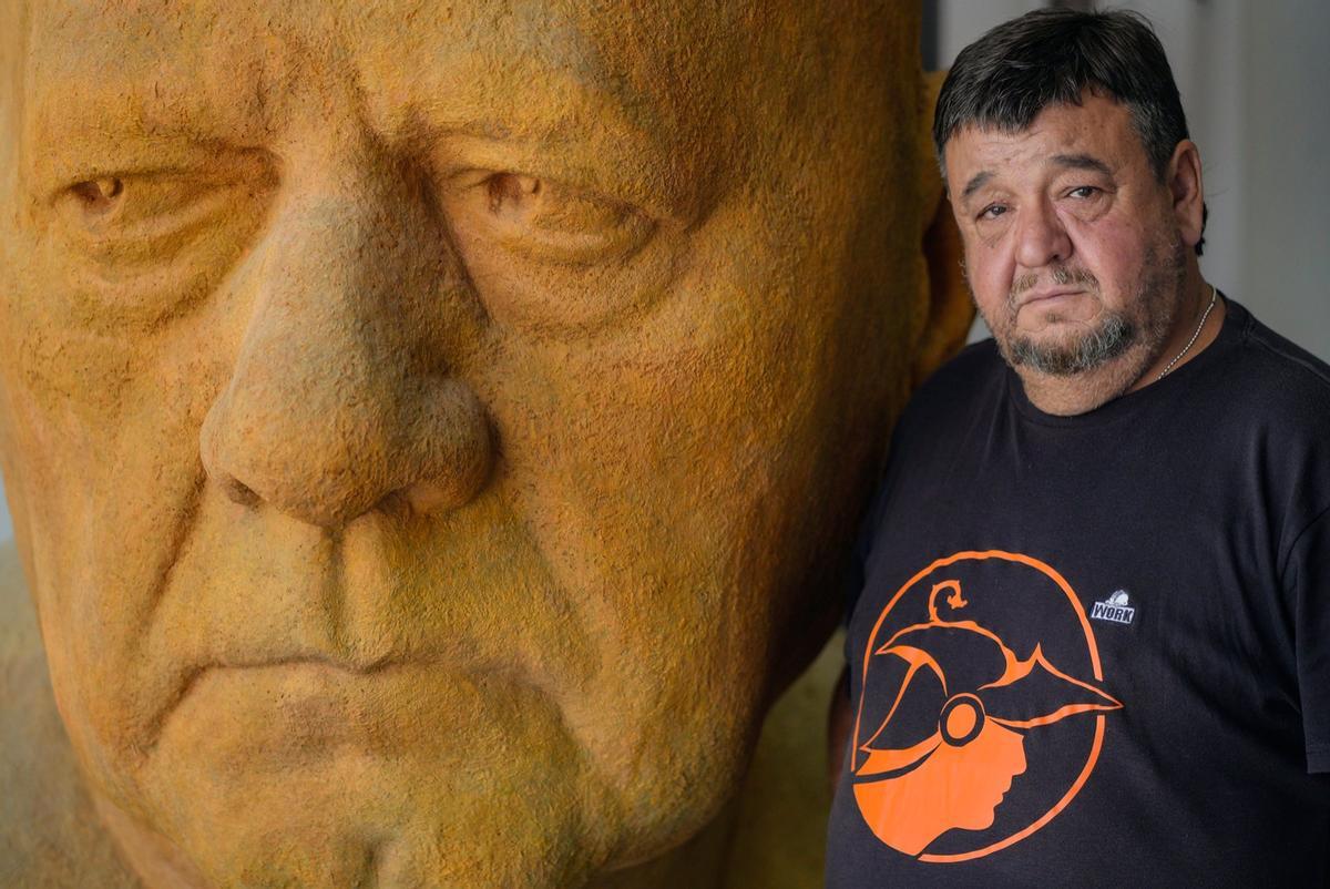 José Manuel Belmonte, escultor de Córdoba, con una de sus obras.