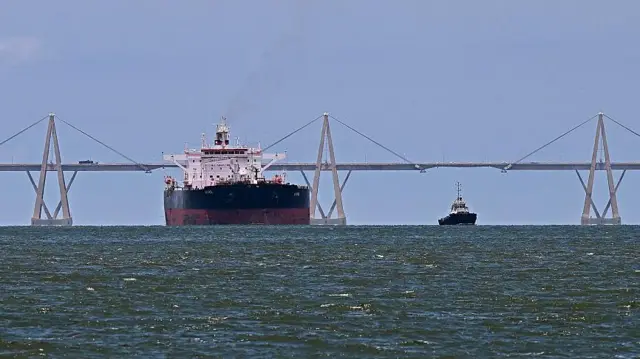 Barcos petroleros esperan ser cargados en el lago de Maracaibo