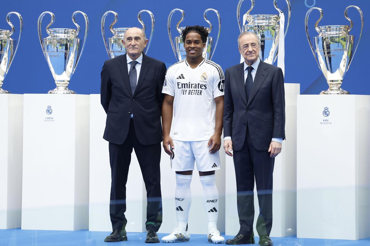 Endrick junto al presidente del Real Madrid Florentino Pérez y al presidente de honor, José Martínez Pirri durante su presentación como jugador del Real Madrid el 27 de julio de 2024