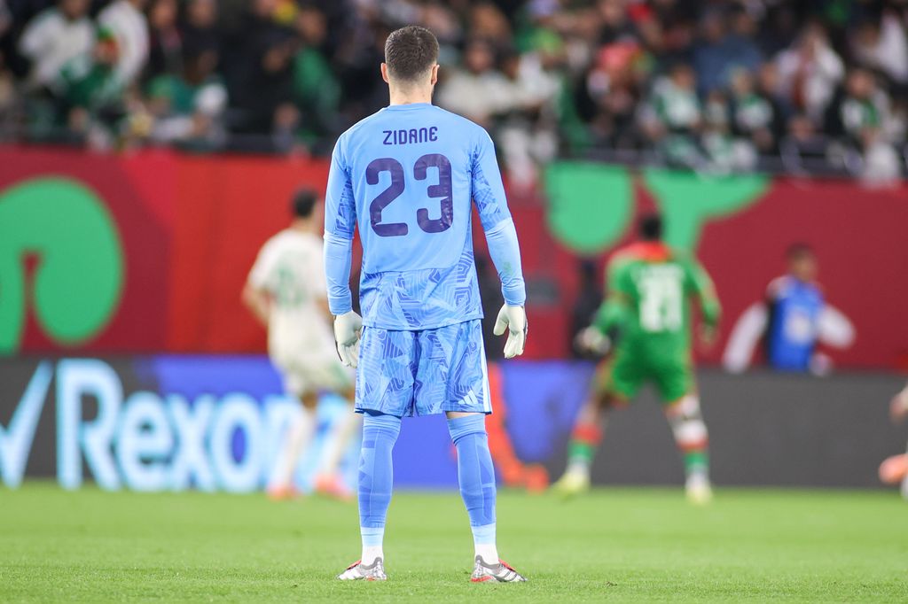 Luza Zidane en un partido de fútbol
