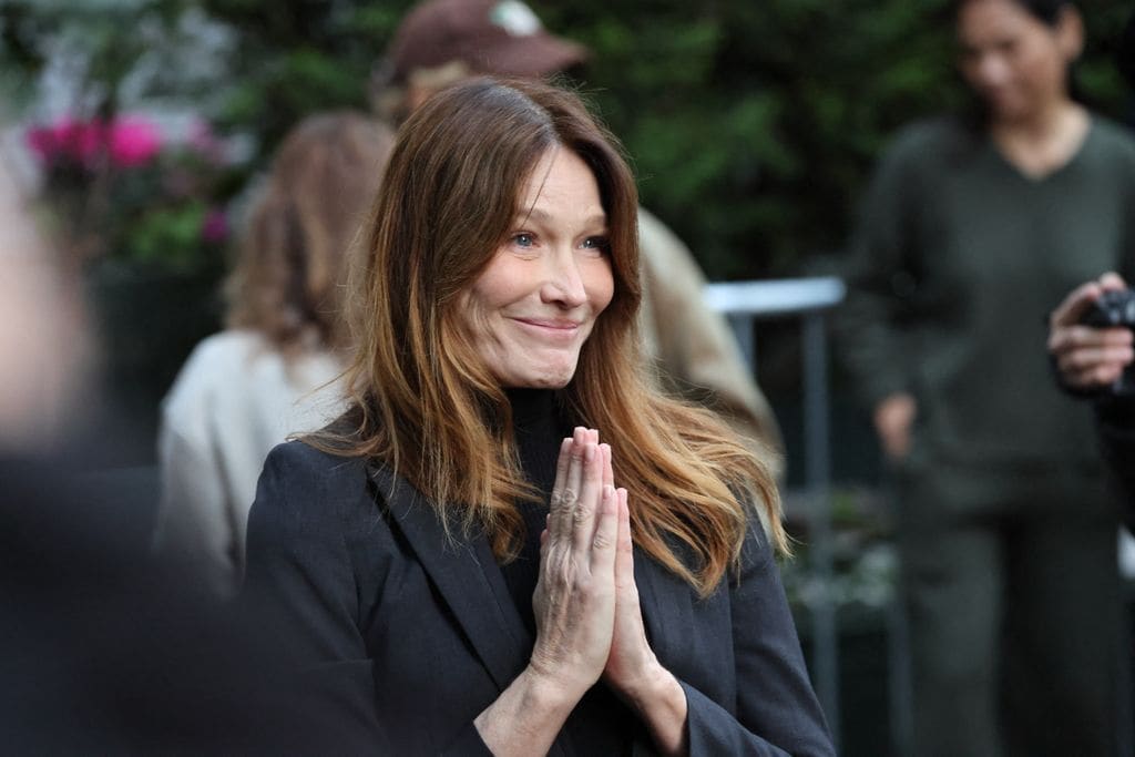 Carla Bruni se despide desolada de su marido, Nicolas Sarkozy