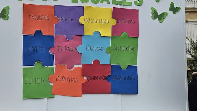 Puzzle conmemorativo 'Todos iguales, todos diferentes'