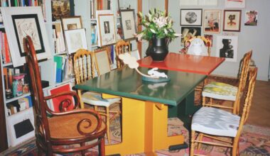 Pisos pequeños: entramos en la casa de 70 m2 de una conocida consultora de arte donde historia, tamagotchis y obras de Basquiat conviven en una inusual armonía