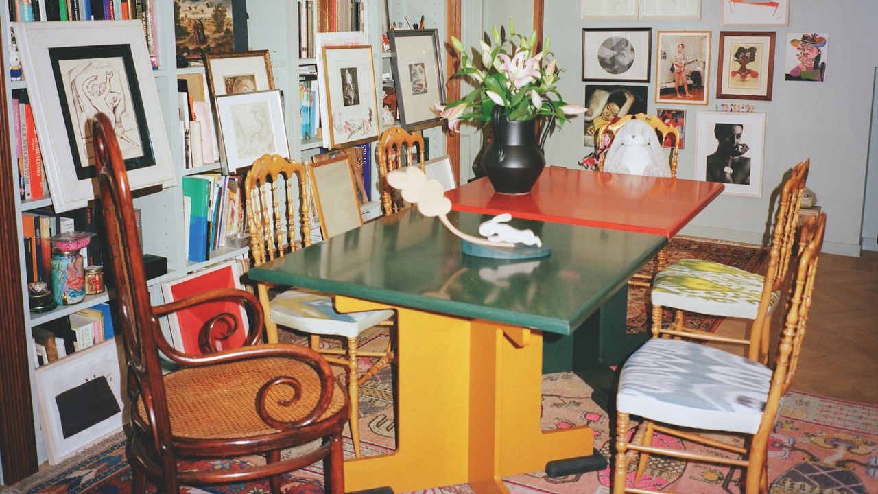 Pisos pequeños: entramos en la casa de 70 m2 de una conocida consultora de arte donde historia, tamagotchis y obras de Basquiat conviven en una inusual armonía