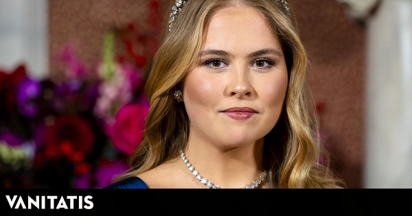 debut con la tiara bandeau de diamantes y vestido champán