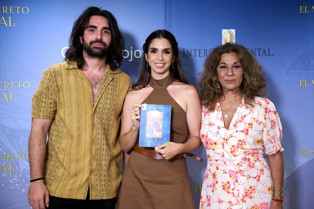 Lolita Flores con sus hijos, Elena y Guillermo Furiase