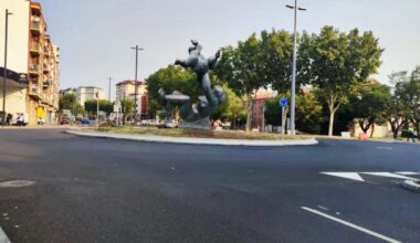 esculturas de Baltasar Lobo en rotondas y una estatua de Doña Urraca en la entrada de la ciudad