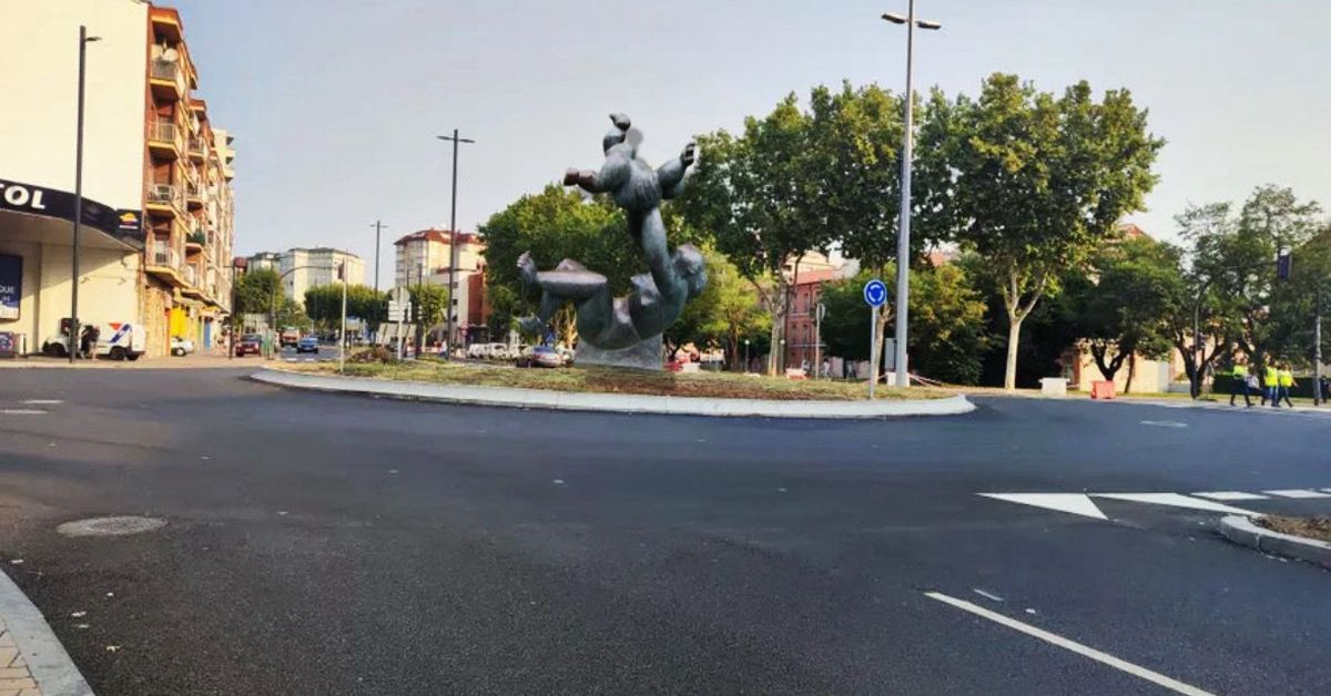 esculturas de Baltasar Lobo en rotondas y una estatua de Doña Urraca en la entrada de la ciudad