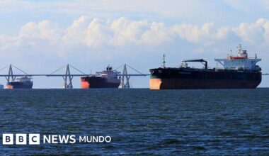 Trump ordena el bloqueo "total y completo" de todos los petroleros sancionados que entren y salgan de Venezuela