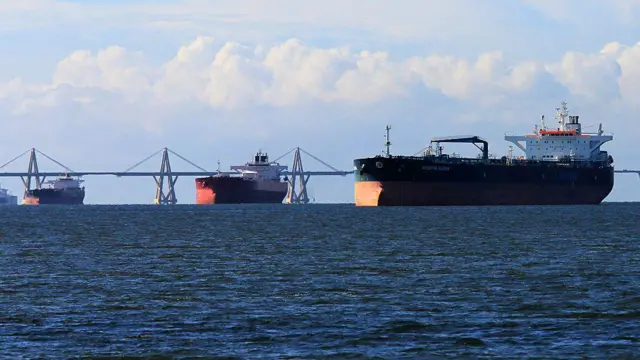 Petroleros en el puerto de Maracaibo hace unos días.