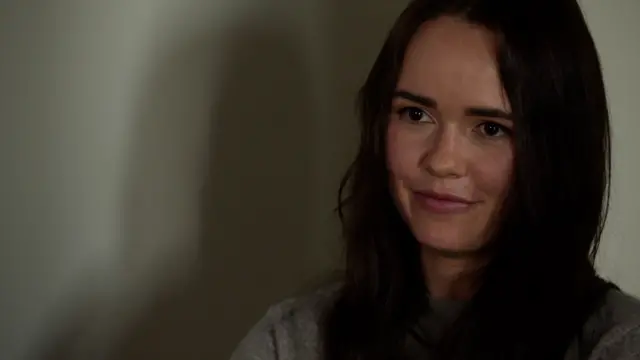 Irena Terekh de Fire Point. Una mujer joven de pelo negro largo con un saco gris, en conversación con la BBC