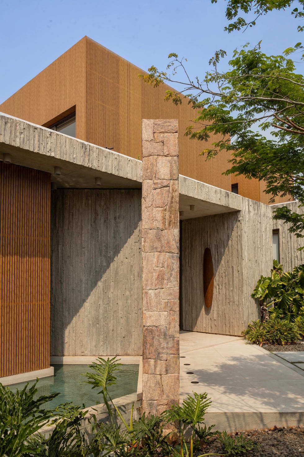 fachada inspirada islandia, suelo espanol, estanque piedra indonesia, casa internacional elegante, abierta y luminosa