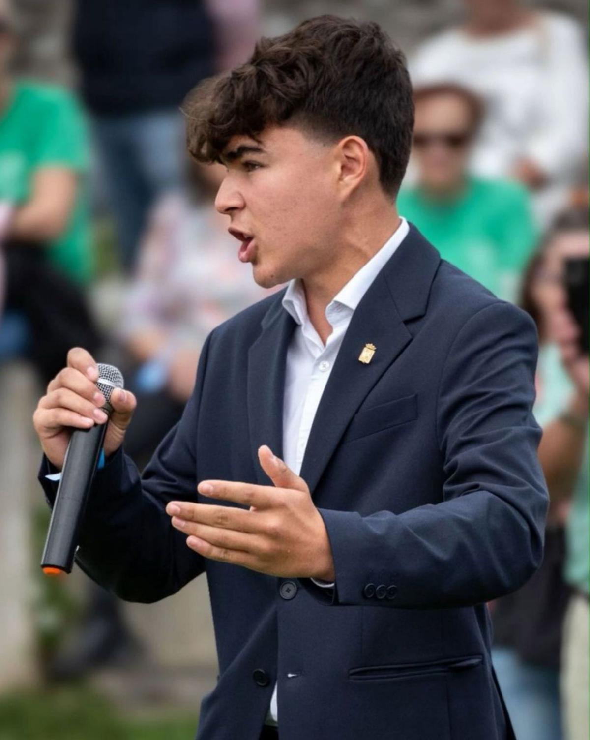 Néstor Díaz, durante su actuación en un concurso de canción asturiana. | CEDIDA A LNE