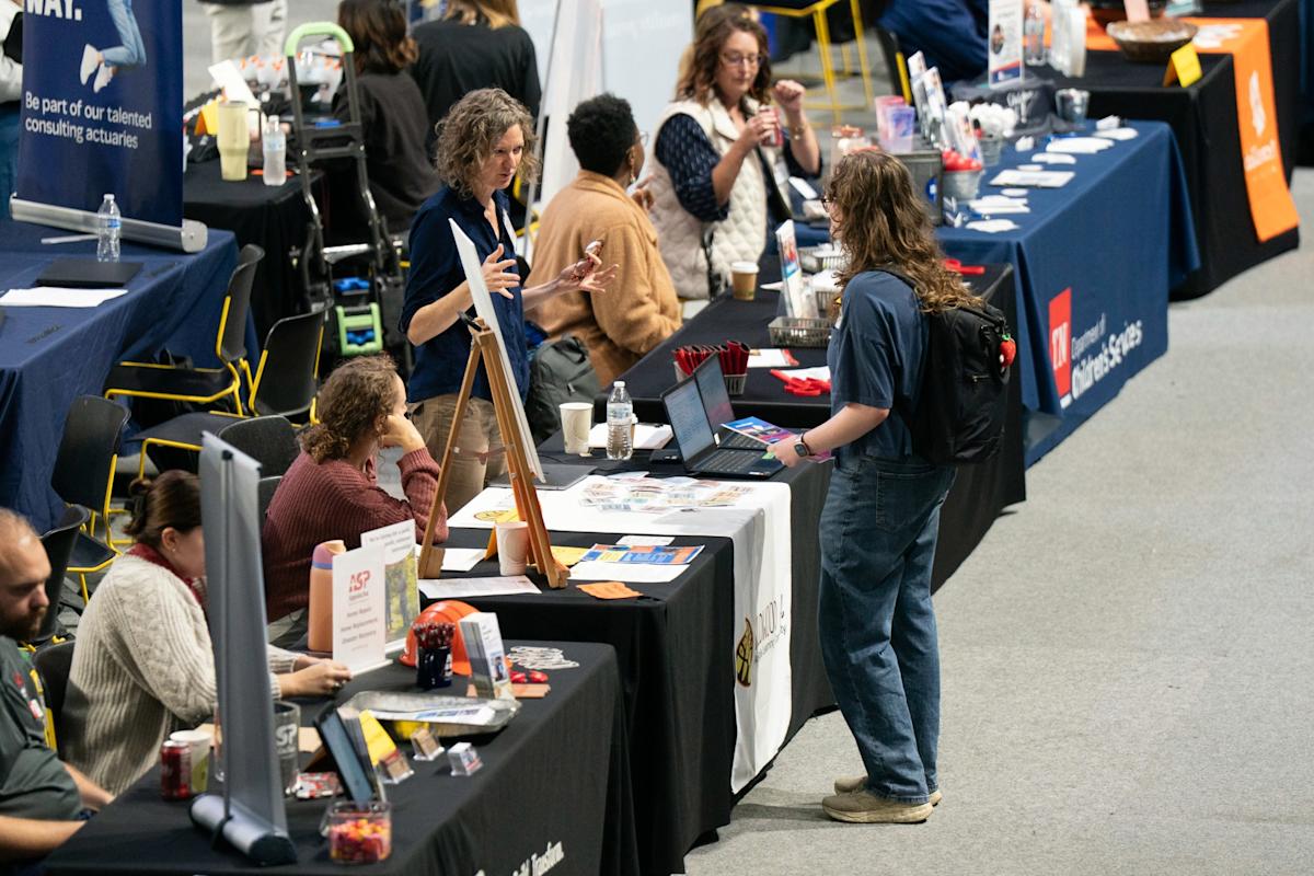 Las solicitudes de desempleo en EE.UU. bajan y muestran la volatilidad estacional