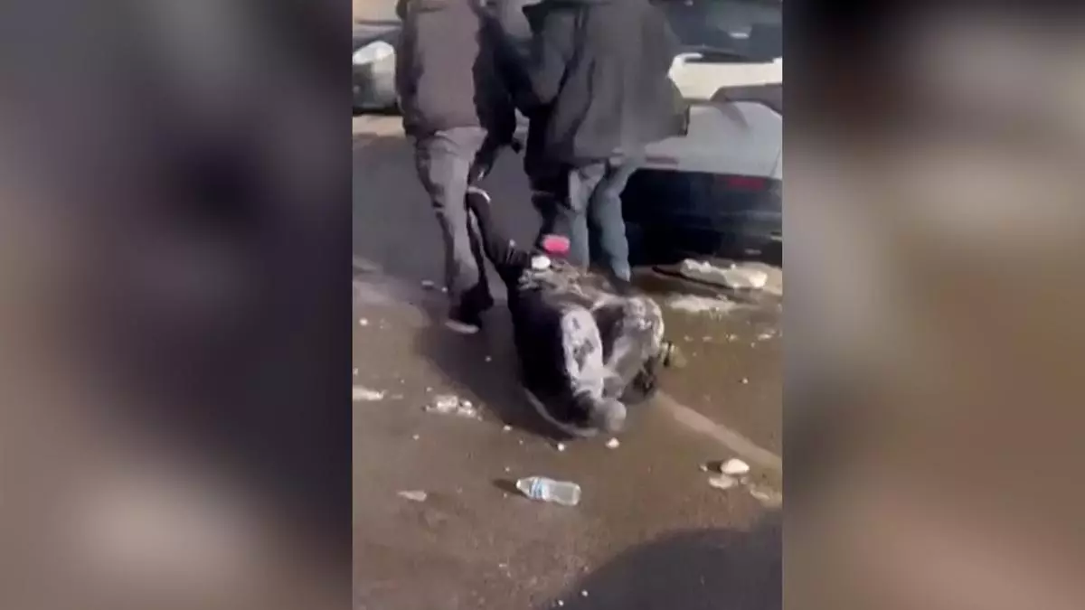 Así arrastra un agente de inmigración a una mujer en Minneapolis