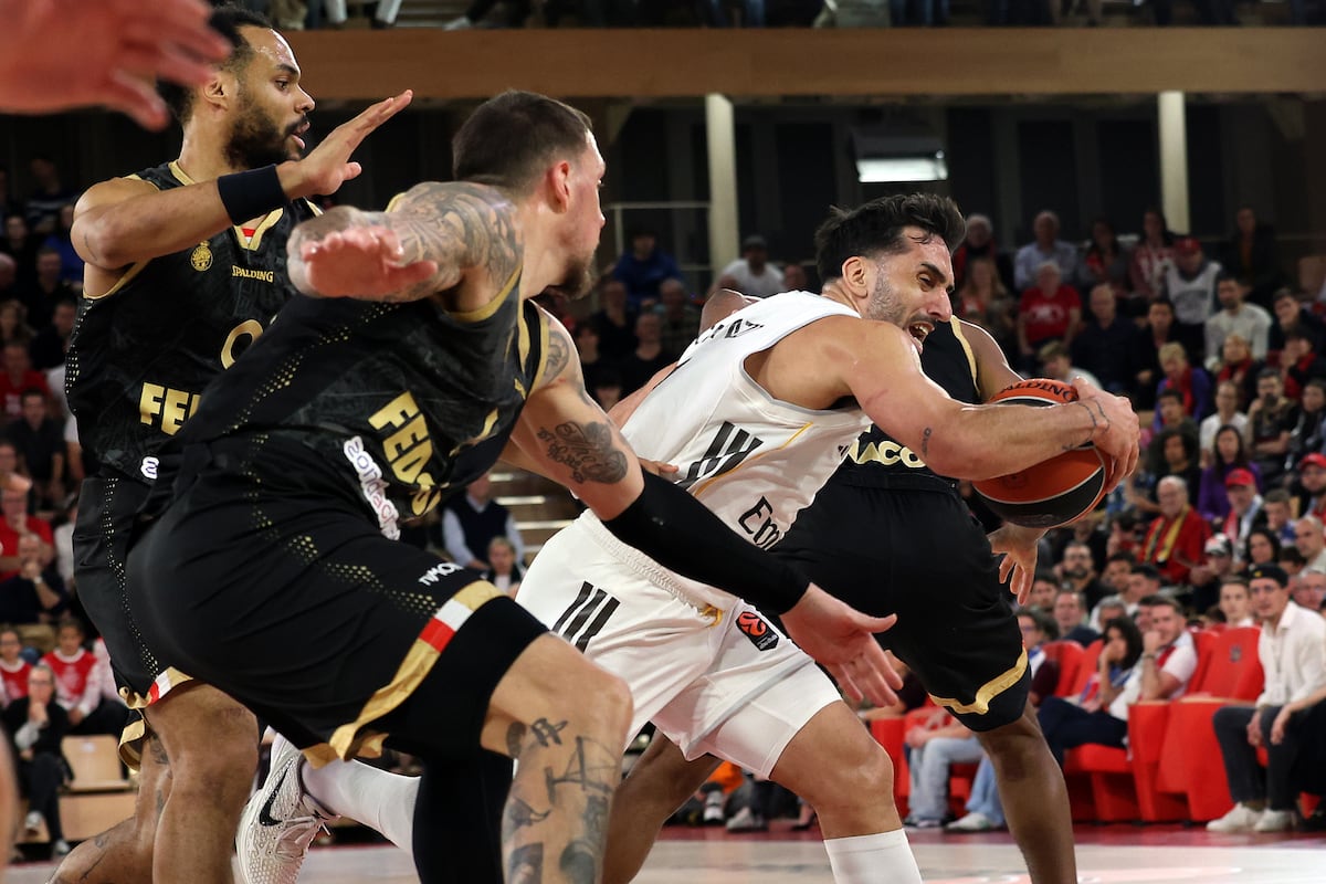 Facundo Campazzo entra a canasta en el partido de este viernes.