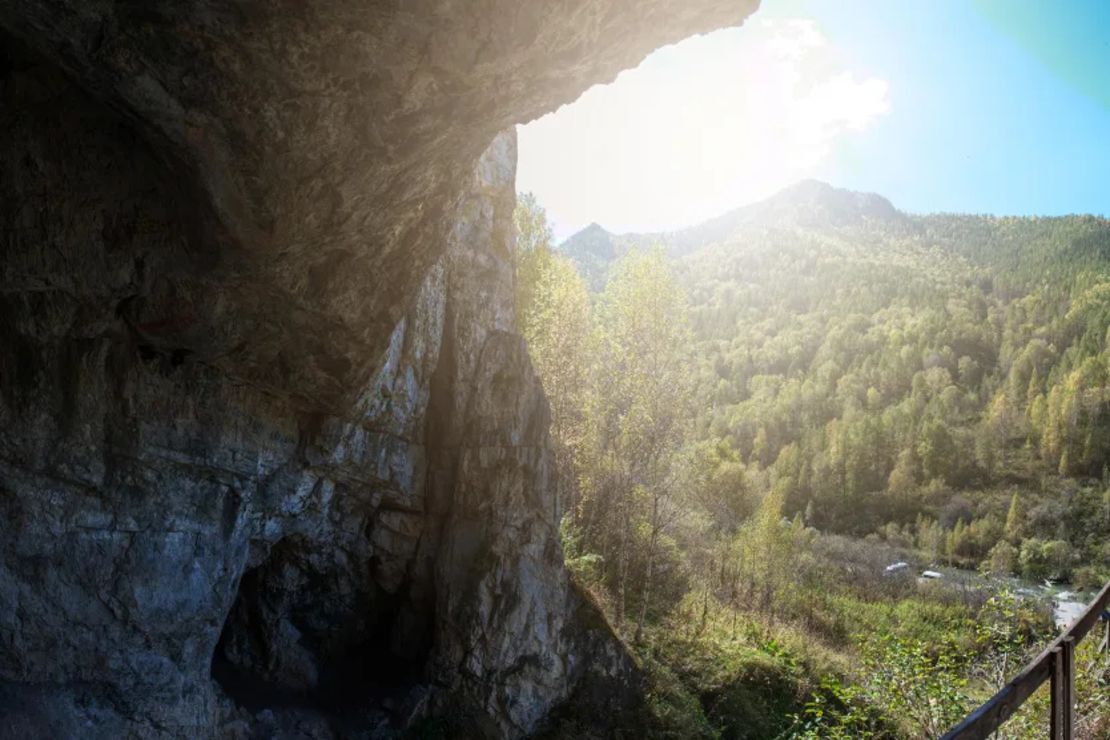 La vista desde la cueva Denisova, en los montes Altái, al sur de Siberia.