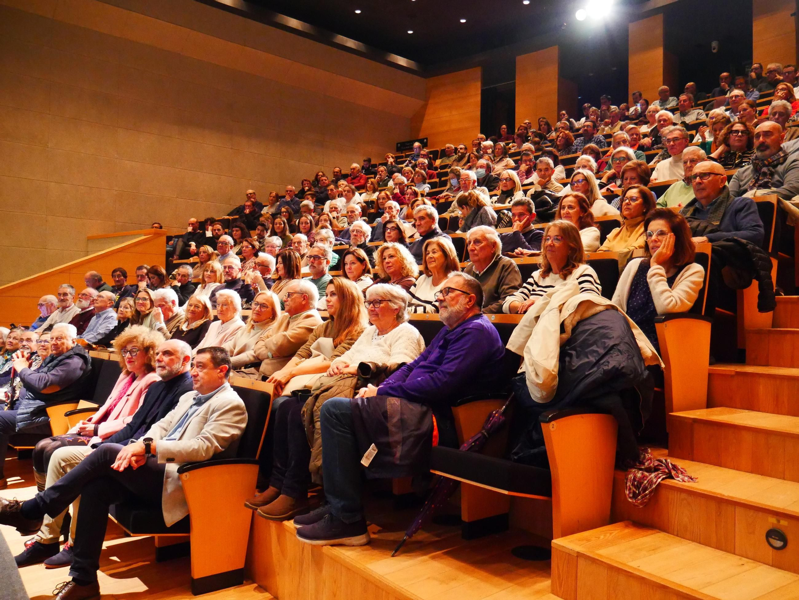 El auditorio del centro de congresos completó su aforo para el estreno.