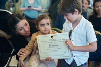 Tras recibir el diploma, Bugge