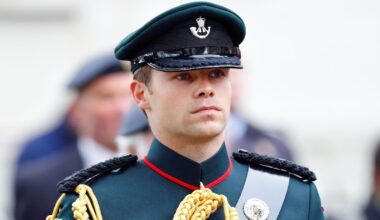 Adiós al escudero sexy de la reina Camilla, pero su sustituto no se queda atrás