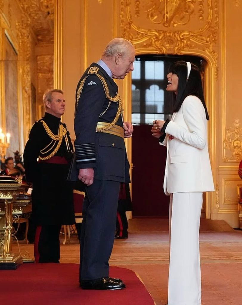Claudia Winkleman recibió la MBE (Miembro de la Orden del Imperio Británico) de manos de Carlos III