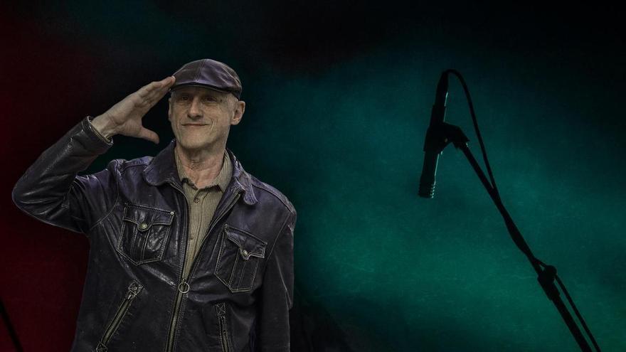 la leyenda del rock, en diez canciones (más un bonus track) y un relato personal de anécdotas (alguna salvaje)