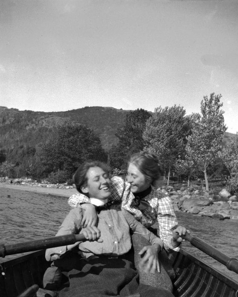 Grace Parker y Grace G. remando en el Lago Megunticook (1900) fotografiadas por Theresa Babb 