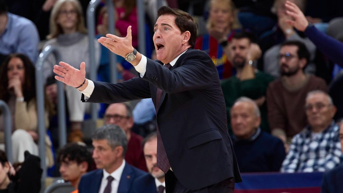 Xavi Pascual, dando instrucciones a su equipo