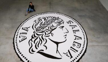 Luna Bengoechea junto a la muestra ‘De la sal’, expuesta en Santander.