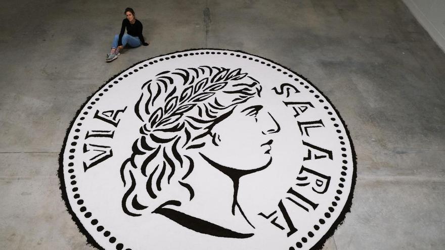 Luna Bengoechea junto a la muestra ‘De la sal’, expuesta en Santander.