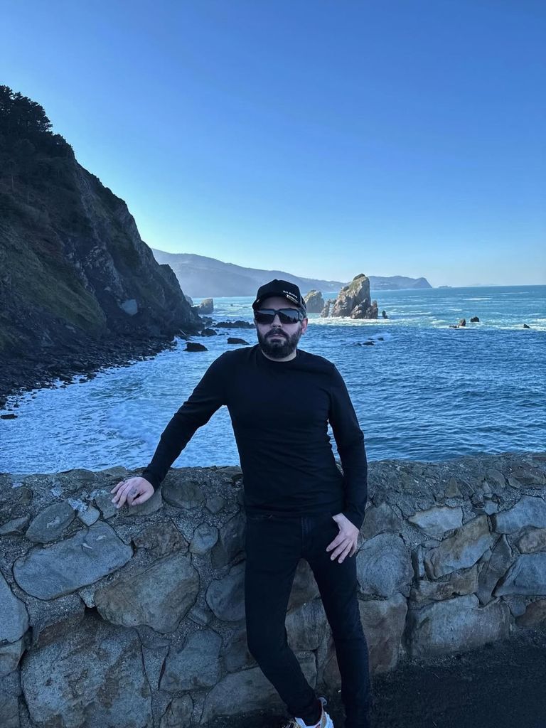 José Eduardo compartió esta foto en sus historias de Instagram con el tema musical de la serie de HBO.