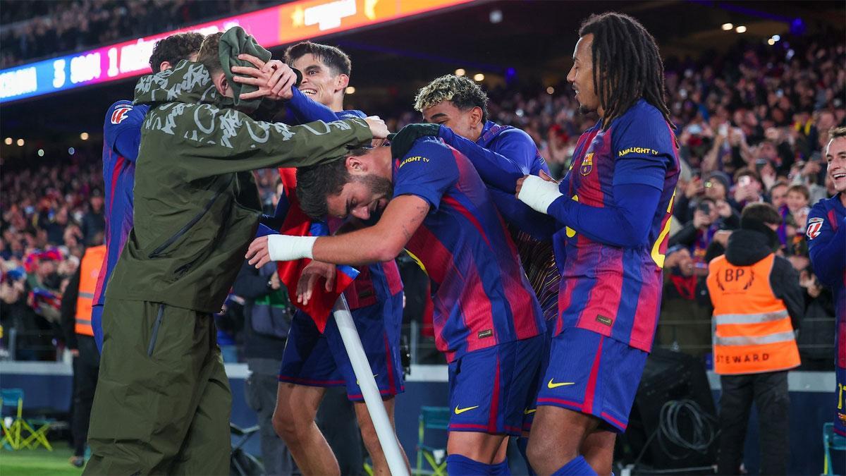 Gerard Martín le quita la gorra verde a Fermín en la celebración del 3-1