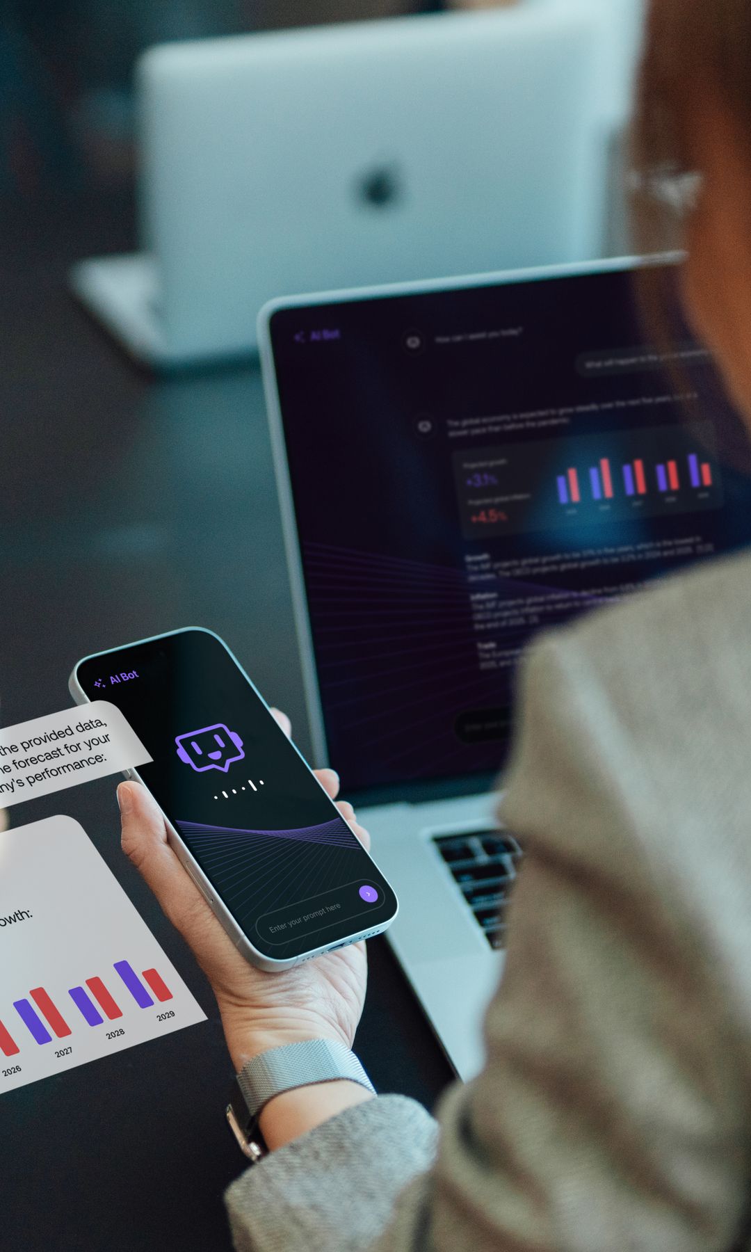 Una mujer utilizando la IA en su móvil y su ordenador