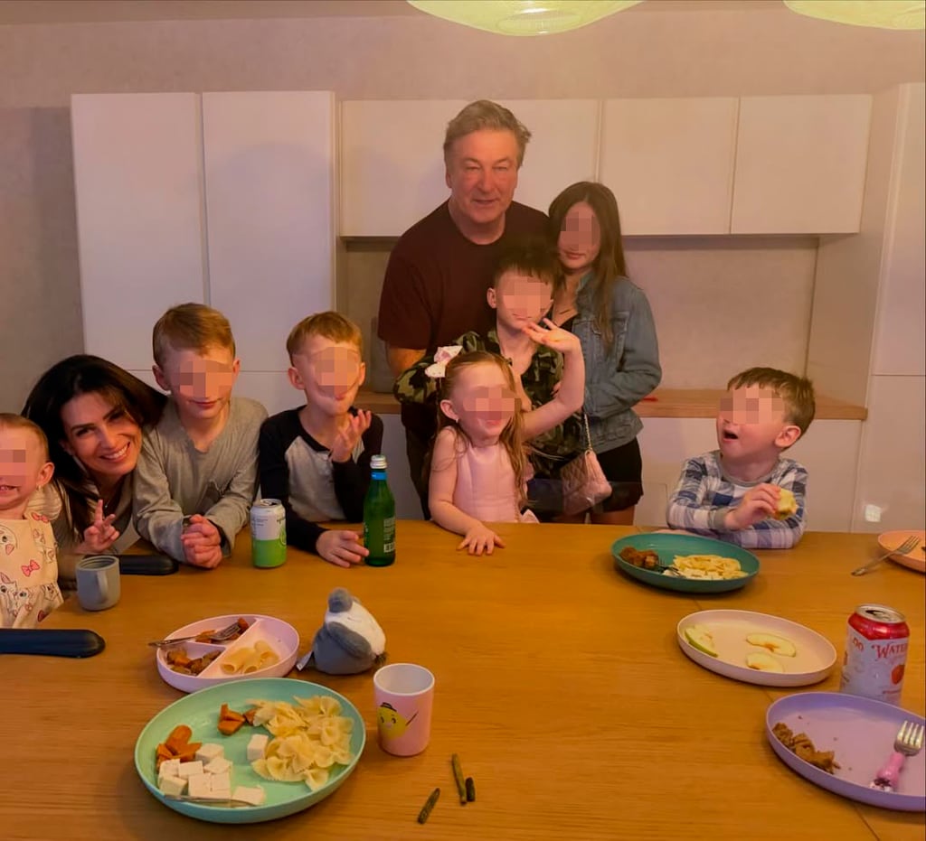 Alec e Hilaria Baldwin con sus hijos