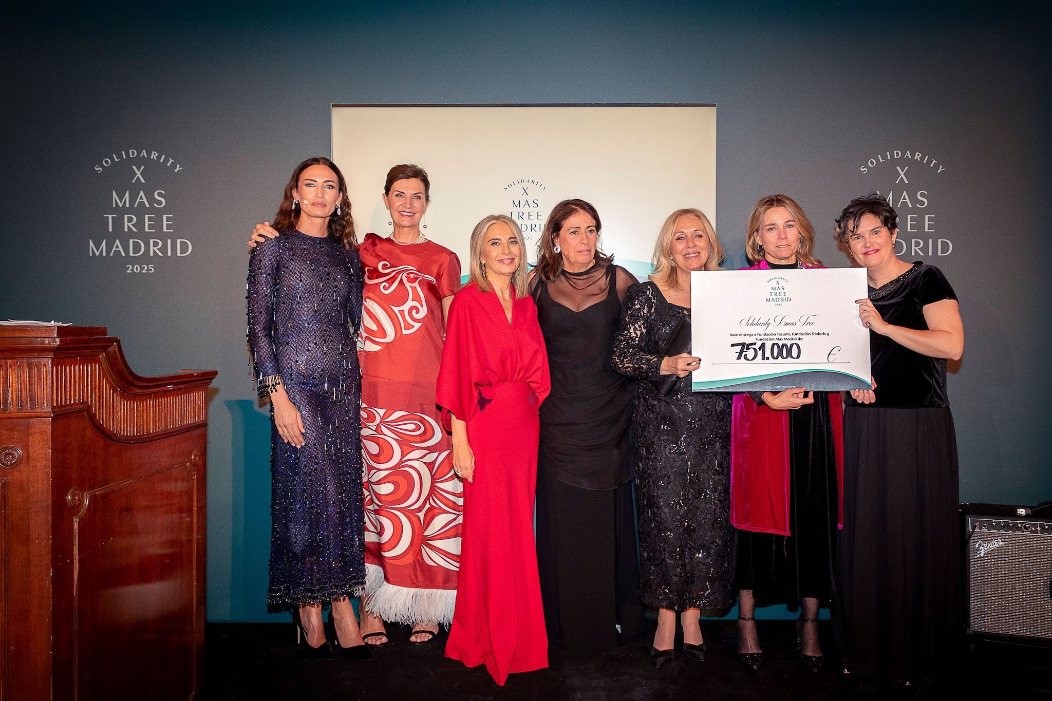 Nieves Álvarez entregando el cheque solidario