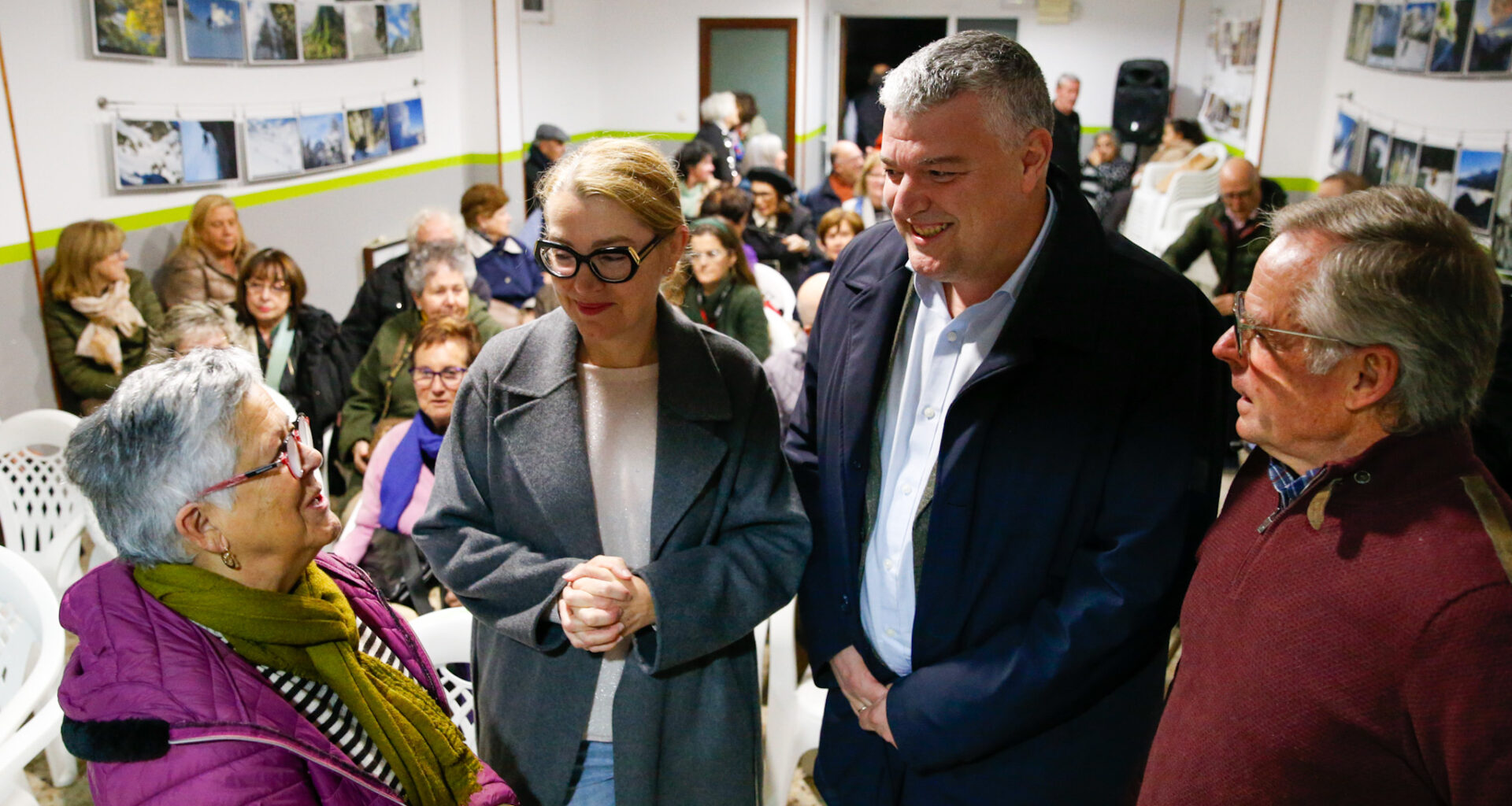 El consejero de Economía, Luis Agüeros, y la directora de Cultura, Eva Guillermina Fernández, en la presentación del libro 'El cantor de la bahia' de Chema Puente. Foto: Lara Revilla