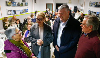 El consejero de Economía, Luis Agüeros, y la directora de Cultura, Eva Guillermina Fernández, en la presentación del libro 'El cantor de la bahia' de Chema Puente. Foto: Lara Revilla