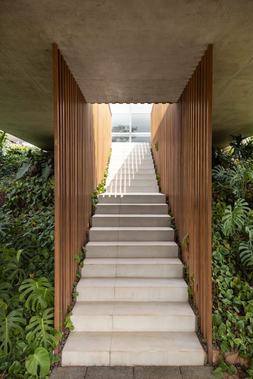 fachada inspirada islandia, suelo espanol, estanque piedra indonesia, casa internacional elegante, abierta y luminosa