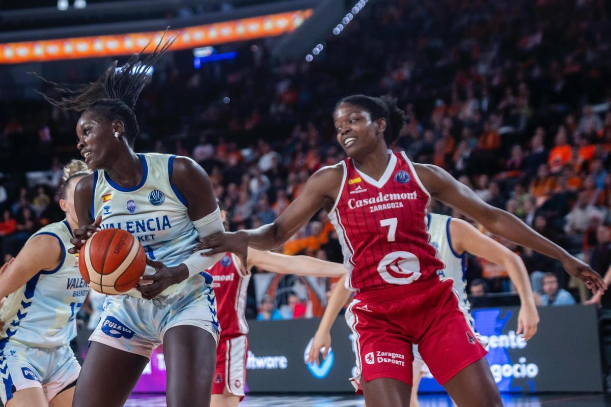 Awa Fam y la extaronja Nadia Fingalla, en una acción del partido.