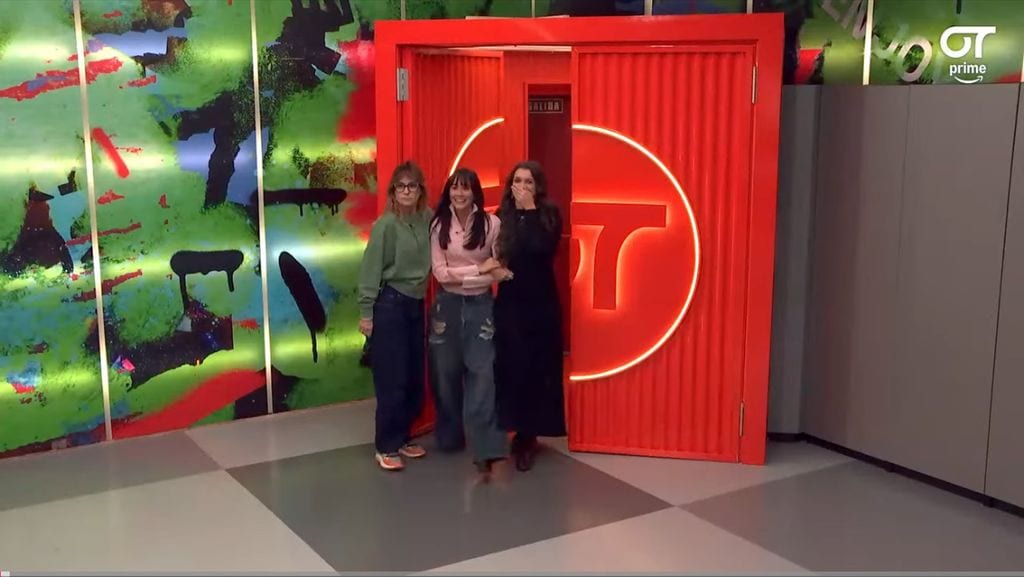 Amaia y Aitana entrando a la Academia, junto a Noemí Galera