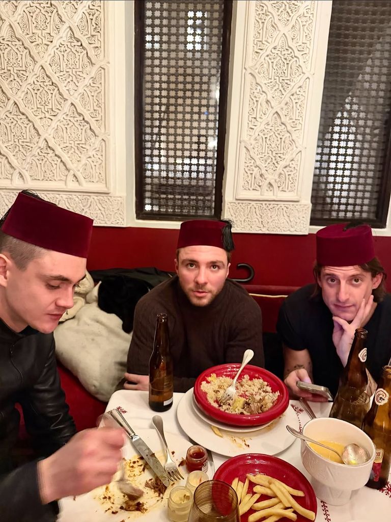 Rocco degustando la gastronomía típica marroquí