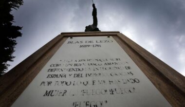 Pase de revista a la escultura de Blas de Lezo en Cádiz