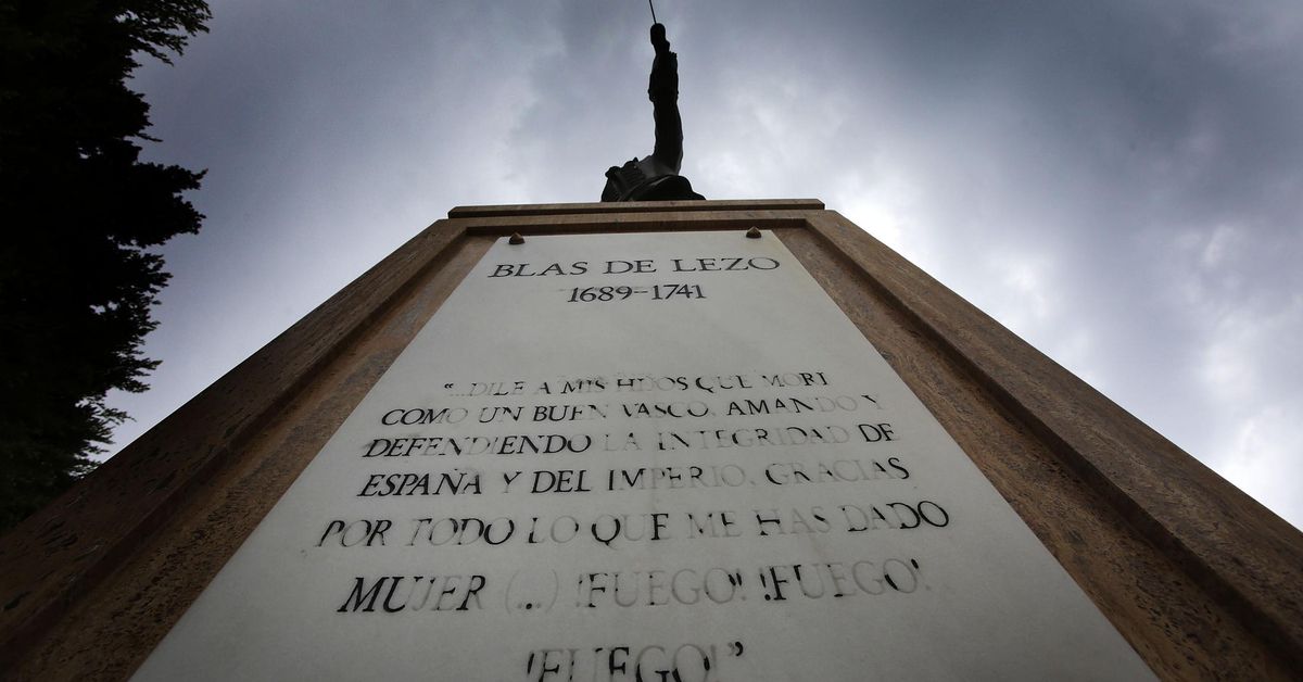 Pase de revista a la escultura de Blas de Lezo en Cádiz