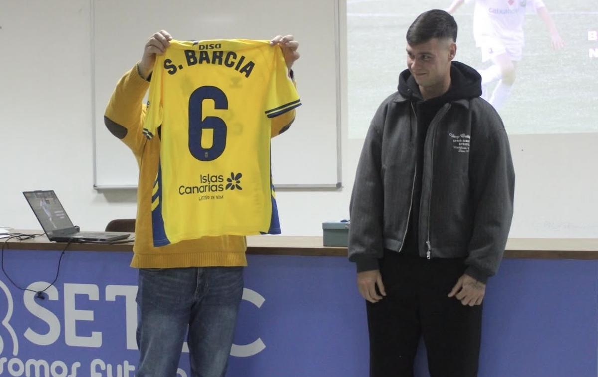 Sergio Barcia en su visita al Cub Colegio Hogar