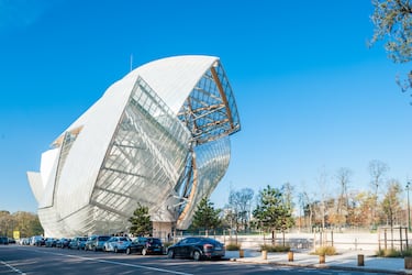Esta gran proeza arquitectónica ya se ha consolidado entre las obras icónicas de la arquitectura del siglo XXI. El edificio de Frank Gehry, que revela formas nunca antes imaginadas, se encuentra ubicado en una cuenca especialmente diseñada para este fin, el edificio se integra con facilidad en el entorno natural, entre el bosque y el jardín, a la vez que juega con la luz y los efectos de espejo. El edificio se encuentra junto al Jardín de Aclimatación, en el Bois de Boulogne, el famoso parque al oeste de París.