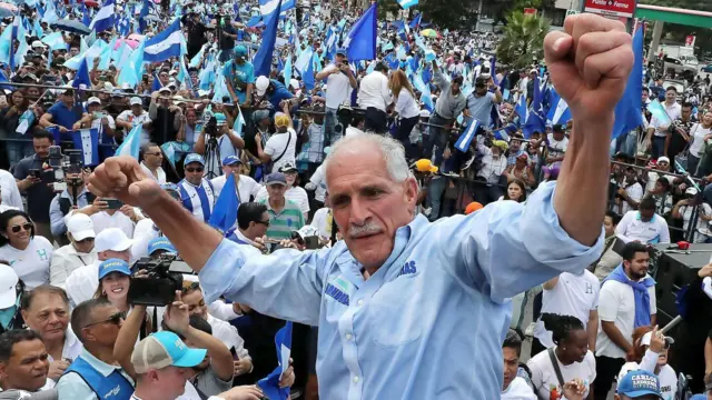 El candidato presidencial Nasry Asfura en un acto de campaña antes de las elecciones generales, Tegucigalpa, Honduras. 