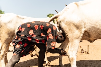 “Los mundari se bañan con